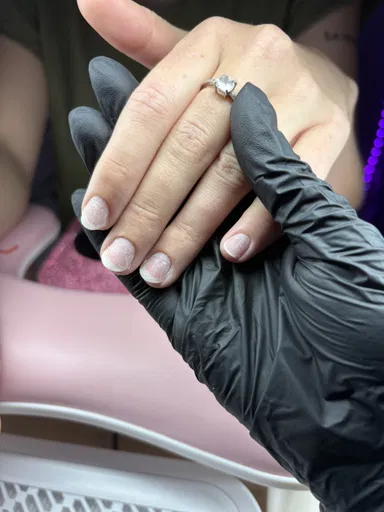 Ongles naturels après dépose, main gantée