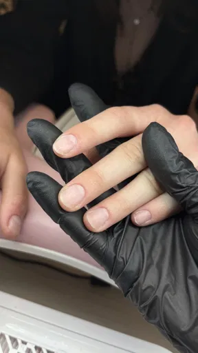Manucure classique, ongles naturels nets et soignés